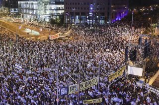 La police ne communique pas de chiffres officiels sur le nombre de participants aux manifestations mais les médias israéliens ont estimé à des "dizaines de milliers" le nombre de participants à la manifestation de samedi à Tel-Aviv.